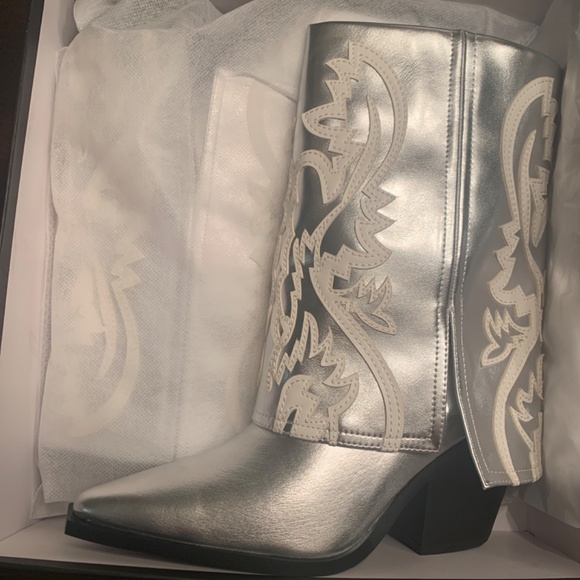 Azalea Wang Western Style Esperanza Metallic Silver Heeled Boots - Picture 6 of 7